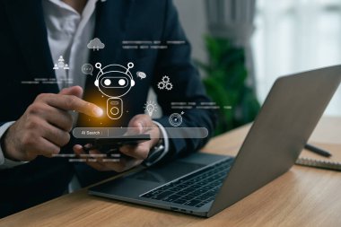 İş adamı yapay zeka ile akıllı telefon kullanarak hologram arayüzü ve sanal sohbet robotları kullanıyor. Yapay zeka teknolojisi kavramı.