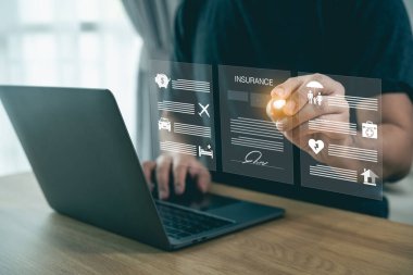 Holografik arayüzü olan dizüstü bilgisayar kullanan adam sigorta seçenekleri, uzaktan çalışma konsepti, modern teknoloji ve ev ofis ortamında dijital servisler kullanıyor.