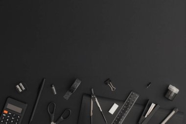 Siyah deri arka planda ofis ve okul kırtasiyesi. Okula geri dön.