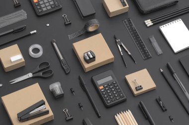 Siyah deri arka planda ofis ve okul kırtasiyesinin desen kompozisyonu. Okula geri dön.