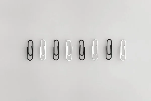 Büroklammern Auf Grauem Hintergrund Draufsicht Mit Kopierraum Flache Lagezusammensetzung — Stockfoto