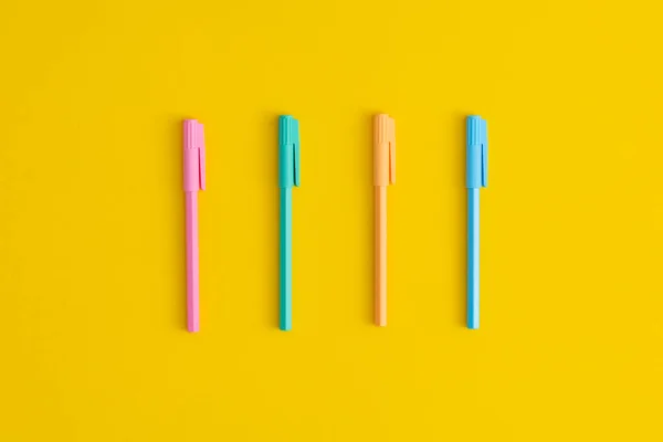 Canetas Multicoloridas Sobre Fundo Amarelo — Fotografia de Stock