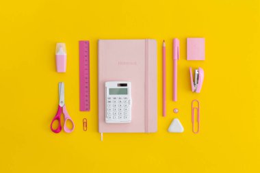 Sarı arka planda okul kağıtları. Kopyalama alanı olan üst görünüm. Düz yatıyordu. Okul konseptine dönelim..