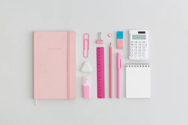 Gri arka planda okul kırtasiyesi. Üst Manzara. Düz yatıyordu. Okul konseptine dönelim..