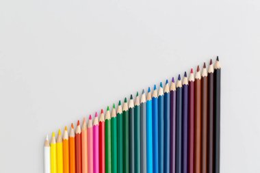 Gri arka planda renkli kalemler. Kopyalama alanı olan üst görünüm. Düz yatıyordu. Okul konseptine dönelim..