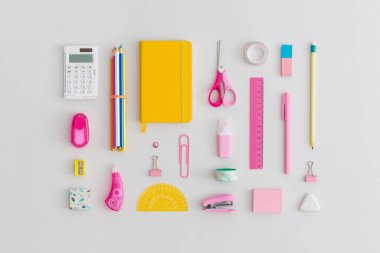 Gri arka planda okul kırtasiyesi. Üst Manzara. Düz yatıyordu. Okul konseptine dönelim..