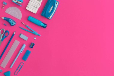 Pembe arka planda okul kağıtları. Kopyalama alanı olan üst görünüm. Düz yatıyordu. Okul konseptine dönelim..