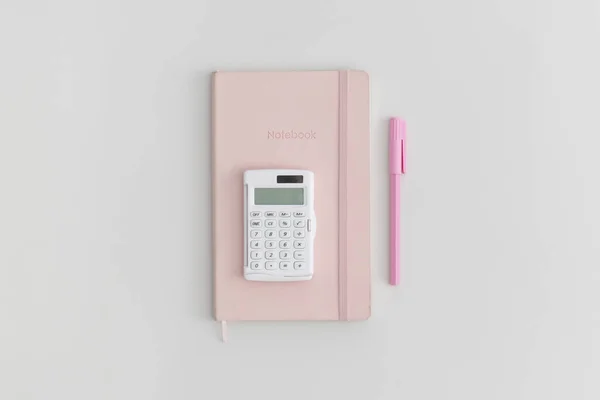 Taschenrechner Notizbuch Und Stift Auf Grauem Hintergrund Ansicht Von Oben — Stockfoto