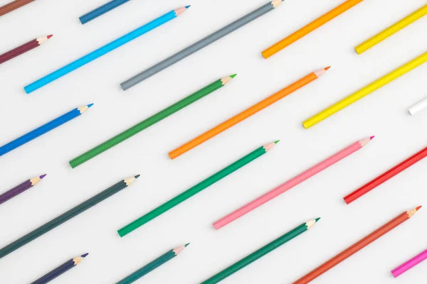 Gri Arka Planda Renkli Kalemlerin Desen Bileşimi Üst Manzara Düz — Stok fotoğraf