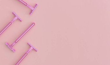 Pembe arka planda pembe plastik jiletler. Kopyalama alanı olan üst görünüm. Düz konum.