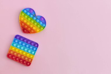Renkli anti-stres patlat. Pembe arka plandaki çocuklar için duyusal oyuncaklar..
