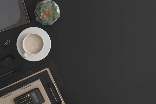 ノートブック コーヒーカップと緑の植物とブラックレザーオフィステーブル コピースペース付きのトップビュー 平面構成 — ストック写真