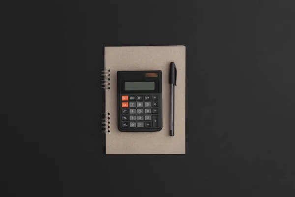 Calculadora Notebook Caneta Sobre Fundo Couro Preto — Fotografia de Stock