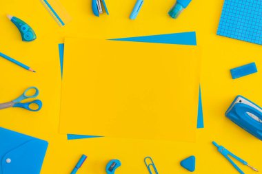 Sarı arka planda okul kağıtları. Kopyalama alanı olan üst görünüm. Düz yatıyordu. Okul konseptine dönelim..