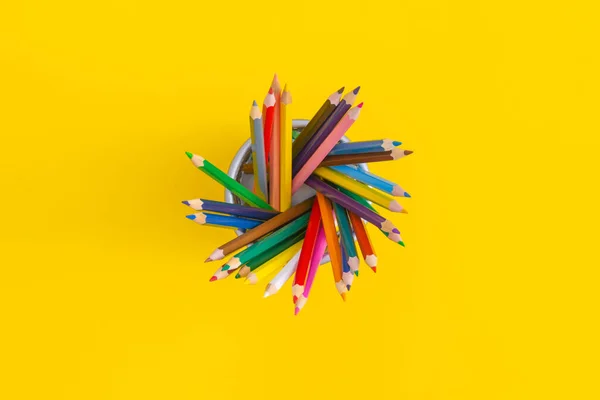 Sarı Arka Planda Renkli Kalemler Kopyalama Alanı Olan Üst Görünüm — Stok fotoğraf