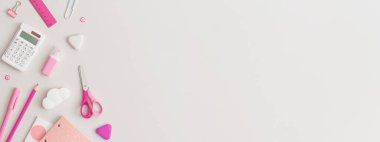 Gri arka planda pembe okul kırtasiyesi. Üst Manzara. Düz yatıyordu. Okul konseptine dönelim..