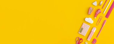 Sarı arka planda okul kağıtları. Kopyalama alanı olan üst görünüm. Düz yatıyordu. Okul konseptine dönelim..