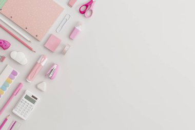 Gri arka planda pembe okul kırtasiyesi. Üst Manzara. Düz yatıyordu. Okul konseptine dönelim..