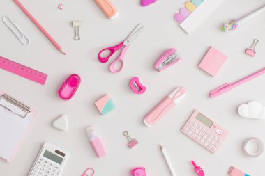 Sarı arka planda okul kırtasiyesinin desen kompozisyonu. Üst Manzara. Düz yatıyordu. Okul konseptine dönelim..