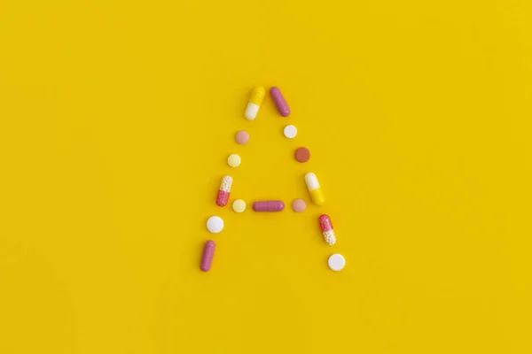Βιταμίνη Φτιαγμένη Από Χάπια Κίτρινο Φόντο Κάτοψη Χώρο Αντιγραφής Επίπεδη — Φωτογραφία Αρχείου