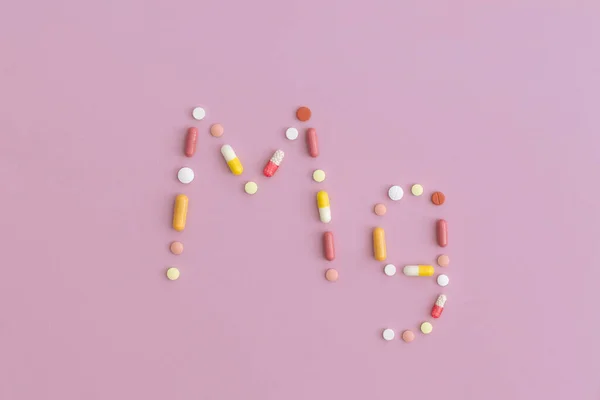 Magnesium Symbol Tillverkad Piller Lila Bakgrund Ovanifrån Med Kopieringsutrymme Platt — Stockfoto
