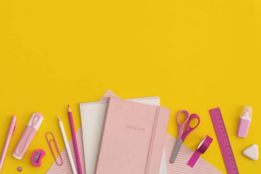 Sarı arka planda okul kağıtları. Kopyalama alanı olan üst görünüm. Düz yatıyordu. Okul konseptine dönelim..