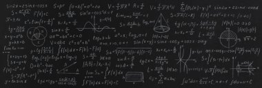 Okul tahtasındaki matematik ve geometriden formüller ve hesaplamalar