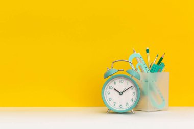 Sarı arka planda okul kağıtları. Kopyalama alanı olan üst görünüm. Düz yatıyordu. Okul konseptine dönelim..