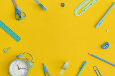 Sarı arka planda okul kağıtları. Kopyalama alanı olan üst görünüm. Düz yatıyordu. Okul konseptine dönelim..