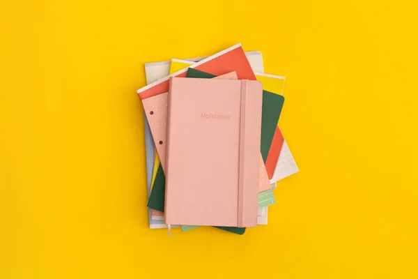 Cuadernos Sobre Fondo Amarillo Vista Superior Acostado Regreso Concepto Escolar — Foto de Stock