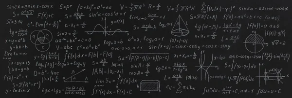 Okul tahtasındaki matematik ve geometriden formüller ve hesaplamalar