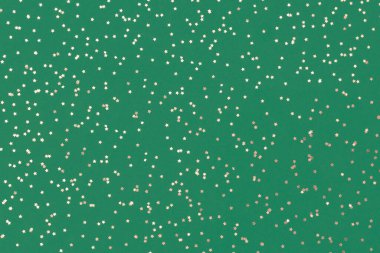 Yeşil arka planda konfeti. Noel konsepti. Düz yatış, üst görünüm