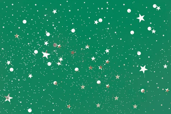 緑の背景にコンフェッティ クリスマスのコンセプト フラットレイアウト トップビュー — ストック写真