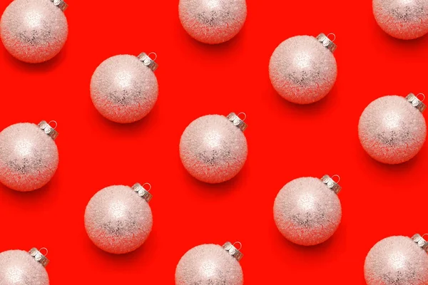 Σύνθεση Μοτίβου Από Λευκές Χριστουγεννιάτικες Μπάλες Κόκκινο Φόντο Επίπεδο Lay — Φωτογραφία Αρχείου