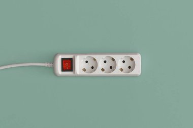 Beyaz arka planda dahili soket var. Kopyalama alanı olan üst görünüm. Düz yatıyordu.