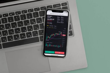 MOSCOW, RUSSIA - 09 SEP 2021: borsa çevrimiçi. İş konsepti