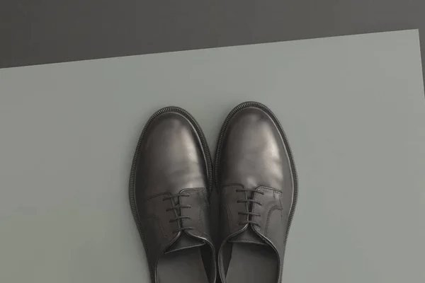 深色底色的黑人皮鞋 — 图库照片