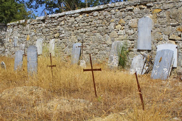 Lapidi nel cimitero di campagna abbandonato — Stock Fotó