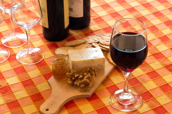 Appetizer with cheese and wine — Stock Photo, Image