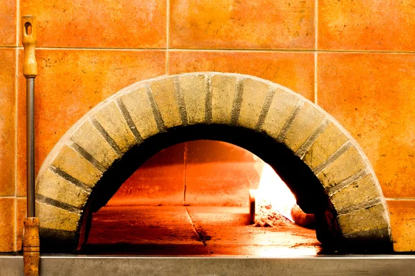Yakın çekim fırın için pizza yapmak