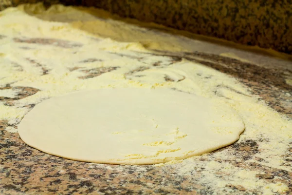 Hamur yapmak için pizza döşeli.