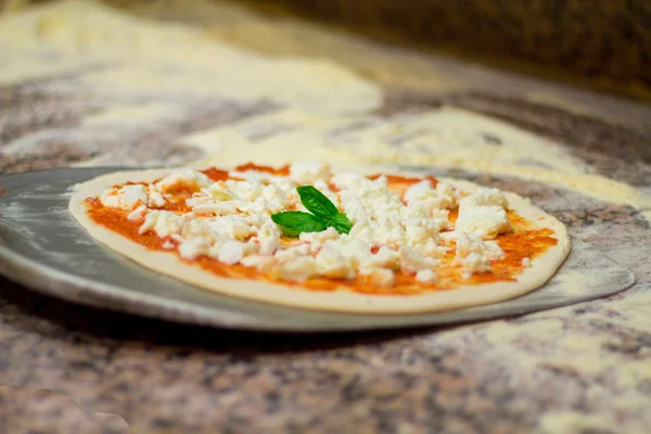 Poner en la hoja la pizza italiana —  Fotos de Stock