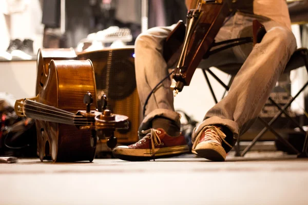 Boy toca el instrumento musical —  Fotos de Stock