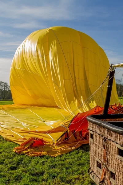 Жовта повітряна куля — стокове фото