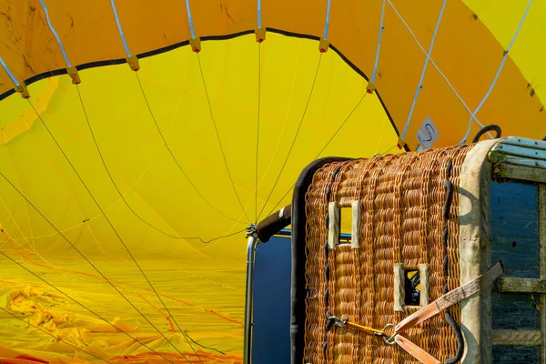 Žlutý horkovzdušný balón — Stock fotografie
