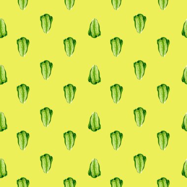 Sarı arka planda kusursuz desenli Romano salatası. Marullu minimalizm süsü. Kumaş için geometrik bitki şablonu. Tasarım vektörü illüstrasyonu.