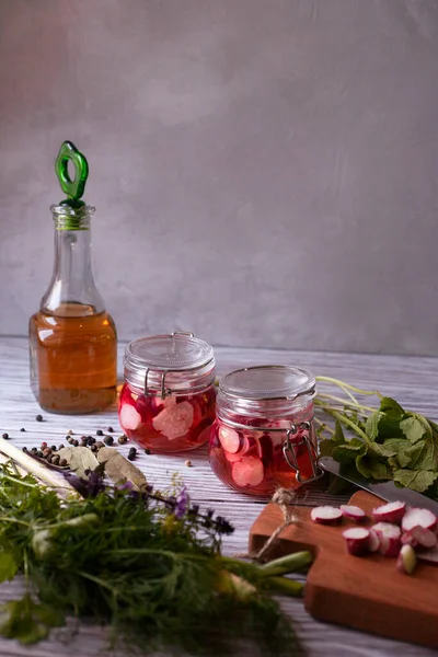 Dois frascos de vidro com rabanete em conserva com vegetação, alho e especiarias — Fotografia de Stock