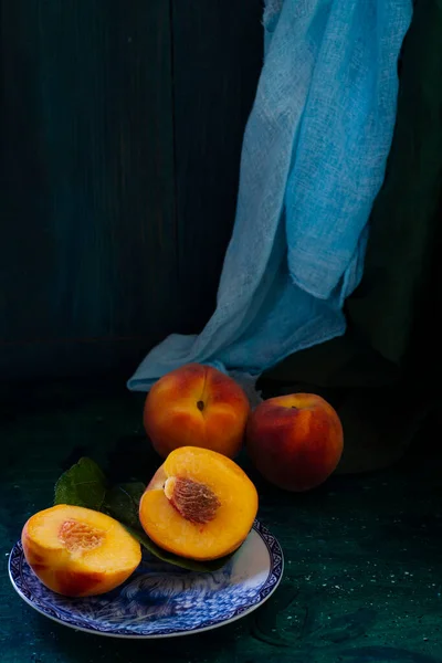 Персик на голубой тарелке — стоковое фото