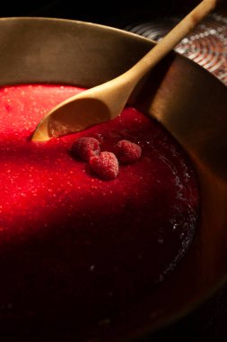 Bakır kasede ev yapımı ahududu reçeli