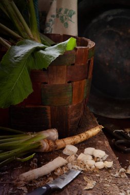 Taze yaban turpu kökleri ahşap masa üzerinde kesilmiş, düşük tuş, seçici odak